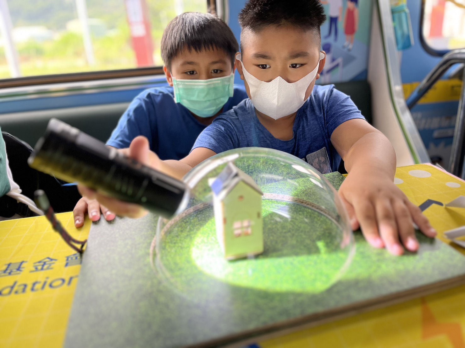5001拉斯维加斯參與基礎科學主題車廂，以STEAM教學精神，設計「逐日科學家」、「太陽能工程師」以及「淨零建築師」三大能源科普課程和實驗